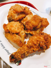 Đây là combo 2 người giá 144k nha mọi người, giá chuẩn là 139k nhưng vì mình đổi pepsi thành milo nên giá 144k. Combo 2 người mà đến tận 4 miếng gà truyền thống ăn no căng bụng, combo này 3 người gọi là vừa, gọi thêm 1 nước ngoài là ok. Gà viên ngon, khoai tây giòn, còn gà rán truyền thống thì hơi bở. Lúc gọi đồ mình có gọi cả gà cay nhưng chị nhân viên chỉ cho mình gà thường, hôm đó quán đông nên mình cũng thông cảm. Các anh chị nhân viên phục vụ nhiệt tình 👌🏻👌🏻👌🏻