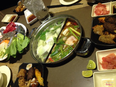 Ngồi bàn 6 kiểu gia đình ăn không được thoải mái. :((