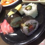 Sushi trên băng chuyền