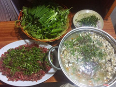 Thịt trâu bằm với hương thơm của tỏi và gừng hoà nguyện với nhau.Cùng với một nồi cháo với nấm gom và cà rốt.Tạo nên móm Cháo Trâu tuyệt vời của Quán Chén Đất ! ✅Cháo Trâu -Thịt Trâu để tươi nhé! 150k đã có nồi cháo ngon thịt tươi ăn với cả gia đình của bạn. Ăn với hột gà vườn đập vào mỗi chén cháo về chế độ dinh dưỡng thì không phải bàn cải nữa. Chúc quý khách hàng thân thiết của quán luôn ngon miệng ạ ! ❗️Giao hàng tận ngõ : 02903882570