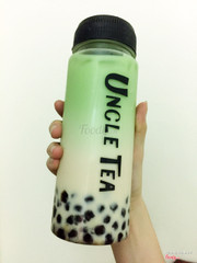 Matcha latte!!! Hôm nay 22/6, ngày đầu tiên Uncle Tea khai trương ở Hà Nội. Mình đi buổi chiều muộn nên lúc ra thì quán mất điện, quán vẫn cố bán nốt cho những khách hàng đang xếp hàng dù cho trời khá nóng nực. Nhưng đúng là đáng công sức bỏ ra. Uống thật sự rất ngon, đậm vị, trân châu dai dai, mềm mềm. Được cái bình cute dễ sợ luôn 😘😘😘 Chương trình mua 1 tặng 1 vẫn còn nên hãy nhanh tay đến để nhận ưu đãi nhé.