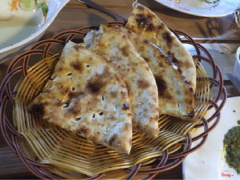 Rognani nan. Nan baked in tandoor toped with seames and butter. Bánh nan nướng lò thủ công phủ vừng trắng và bơ. 