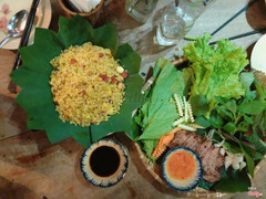 Cơm chiên lá sen - Bò nướng sả