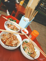 Hôm nay ăn thử Bún Trộn tại đây, cảm nhận là bún khá ngon, thịt ngan ngọt, ăn vừa. Cá nhân mình thì mình thích miến trộn hơn, vì miến có vị ngọt ăn rất ngon! Địa điểm quán có hơi khó tìm một chút, mình đã phải đi vòng vòng mới có thể tìm được quán! Quán nằm cạnh công viên Nghĩa Đô, đối diện là Gemmi Coffeee!