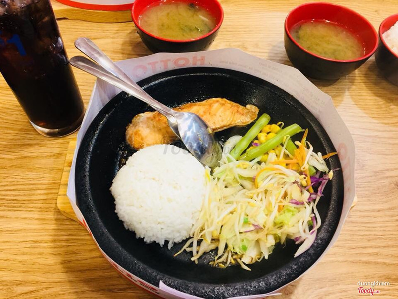 Cơm trên đĩa nóng