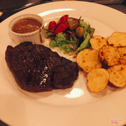 Món bò ở đây ngon và giá cả rất hợp lý. Địa điểm lý tưởng nếu bạn đang thèm beefsteak 😘