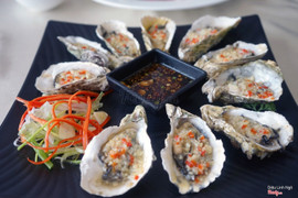 Hàu sốt tỏi - Grilled oyster with garlic sauce