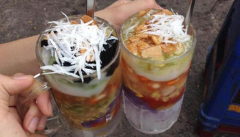 Những món chè tại quán Sen Xanh