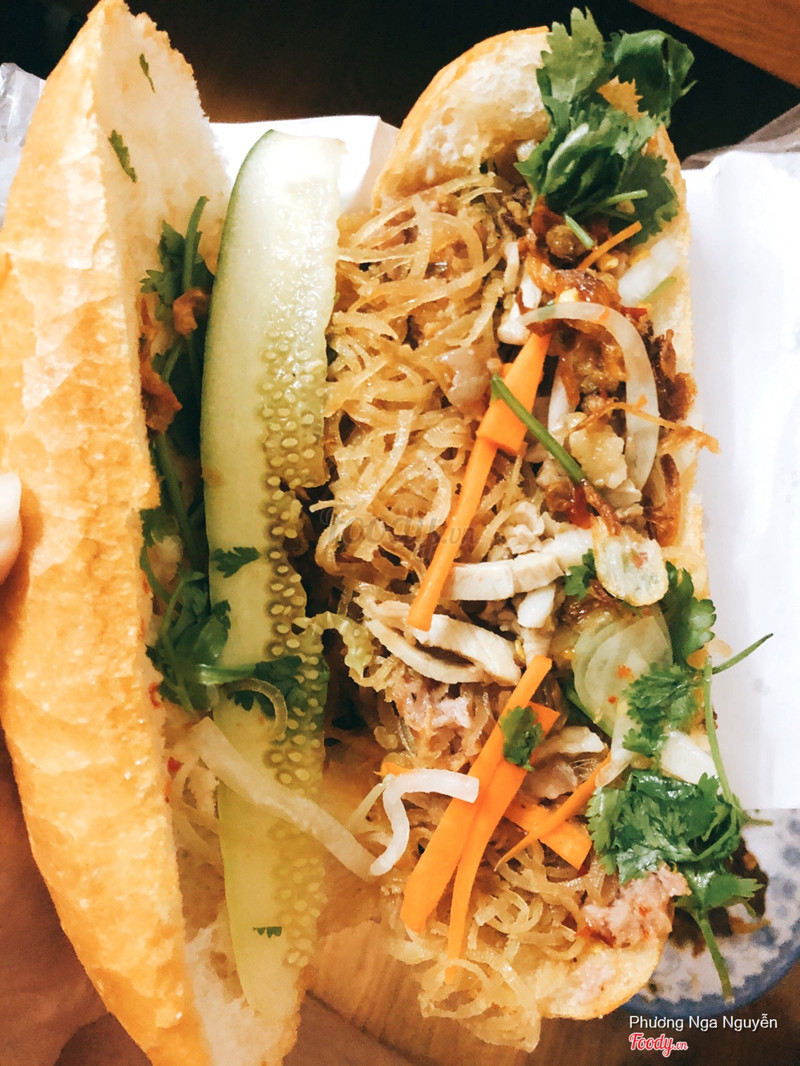 Bánh mì đặc biệt gồm bì và xíu mại