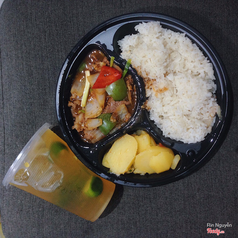 Cơm bò sốt tiêu đen + trà quất hoa nhài