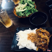 Quán sạch sẽ. Có rau tươi. Đồ ăn ổn !