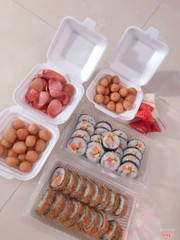 Kimbap thường 15k, kimbap chiên 20k, xúc xích 20k, cá viên 20k