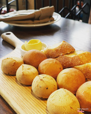 Bánh mì additonal, lỡ order xong được cho 1 đĩa bánh mì ngon bá cháy mới thấy nhìu quá ăn mệt nghỉ 😂