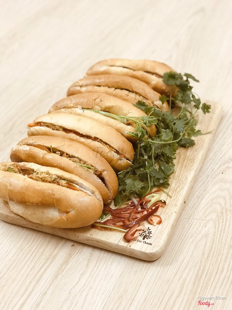  ổ bánh mì ngon, cực, cực kỳ hài lòng. Bánh mì rất ngon với cảm giác giòn, vị pate, bơ rất rất thơm, bùi đặc trưng của gan.. Chả, thịt mềm, vừa miệng. Đồ ăn ngập mặt. 