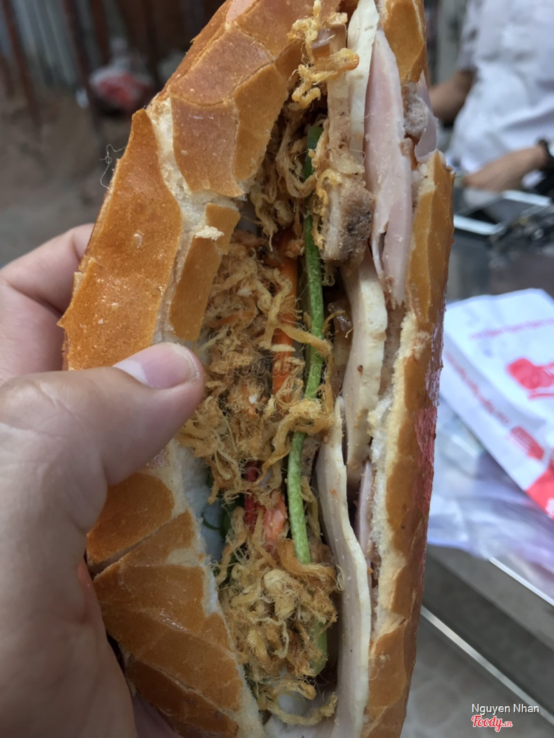  ổ bánh mì ngon, cực, cực kỳ hài lòng. Bánh mì rất ngon với cảm giác giòn, vị pate, bơ rất rất thơm, bùi đặc trưng của gan.. Chả, thịt mềm, vừa miệng. Đồ ăn ngập mặt. 