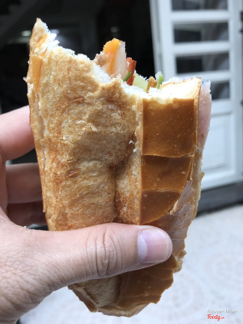  ổ bánh mì ngon, cực, cực kỳ hài lòng. Bánh mì rất ngon với cảm giác giòn, vị pate, bơ rất rất thơm, bùi đặc trưng của gan.. Chả, thịt mềm, vừa miệng. Đồ ăn ngập mặt. 