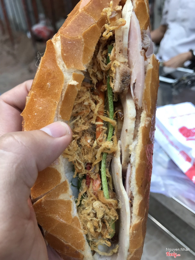  ổ bánh mì ngon, cực, cực kỳ hài lòng. Bánh mì rất ngon với cảm giác giòn, vị pate, bơ rất rất thơm, bùi đặc trưng của gan.. Chả, thịt mềm, vừa miệng. Đồ ăn ngập mặt. 