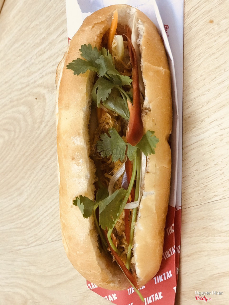  ổ bánh mì ngon, cực, cực kỳ hài lòng. Bánh mì rất ngon với cảm giác giòn, vị pate, bơ rất rất thơm, bùi đặc trưng của gan.. Chả, thịt mềm, vừa miệng. Đồ ăn ngập mặt. 