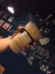 Lần đầu uống hồng trà thêm sữa :3 