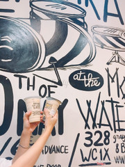 Hnay mình uống Dingtea ở HTM. 2 cốc mình gọi đều là trà sữa thạch pudding. Đây là lần đầu tiên mình uống ở HTM, nhận xét đầu tiên của mình về quán là chỗ để xe dàn hết cả lối vào, trước cửa thì khoảng 2-3 bạn nam nhân viên nhưng cũng k ai quan tâm đến khách, k dắt xe để lối cho khách vào.Mình và bạn mình phải tự len qua mấy cái xe máy để vào quán 😒 - điểm trừ thứ nhất. Điểm trừ thứ 2 là trà sữa quá ngọt, mọi lần mình uống ở các cơ sở khác của Dingtea đều rất ngon vào vừa miệng(mình gọi đều k tăng giảm đá đường gì hết). và mình thêm topping là lô hội thì ăn thấy rất ngứa trong miệng 😔 mà bt mình ăn ở cơ sở khác cũng k bị.Mình rất thích uống Dingtea nên mong cơ sở ở HTM rút kinh nghiệm.Điểm cộng là quán sạch sẽ, trang trí đẹp, phục vụ nhanh, mình vừa ord là nhận trà luôn 😊