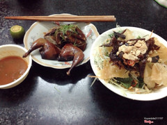 Chim sẻ quay 25k/em vị ngọt mật ong chấm tương rất ngon, vừa miệng. Mình thích vắt thêm quất hơi chua chua ngọt ngọt ăn mê thật mê. Nộm bò khô 20k/bát nước dấm chua ngọt ngon lắm ạ, ăn kèm bánh tôm giòn rụm là nhất nha!! Quán trong ngõ nhưng lúc nào cũng đông khách và hết sớm. Mình không rõ quán bán từ bao giờ nhưng từ hồi cô mình học cấp 3 là đã hay ăn ở đây rồi. Cô mình sinh năm 82. Các bạn nên thử không hối hận đâu :))