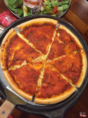 Pizza bò có lửa đốt bên dưới nên phô mai chảy