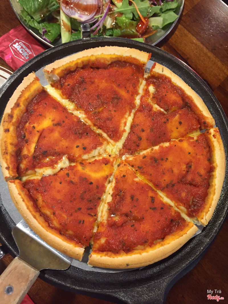 Pizza bò có lửa đốt bên dưới nên phô mai chảy