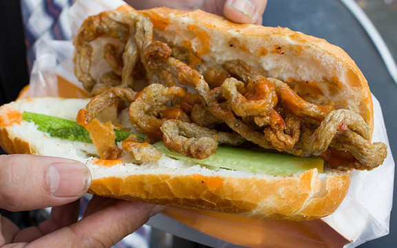 Bánh Mì Chả Cá Nóng