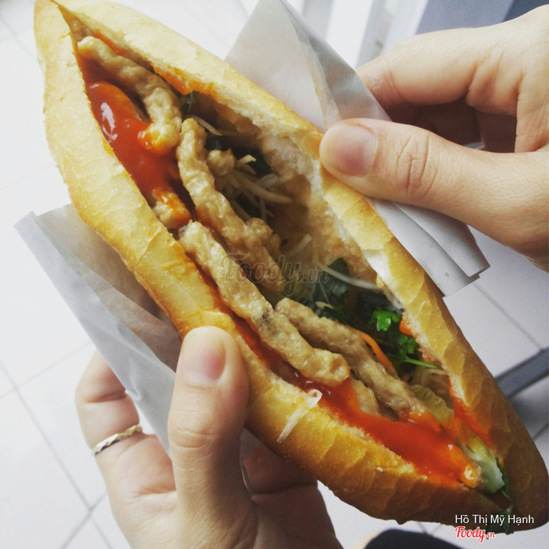 bánh mì chả cá nóng