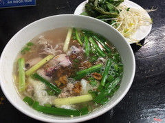 Hủ tiếu có mực, trứng, và thịt bằm