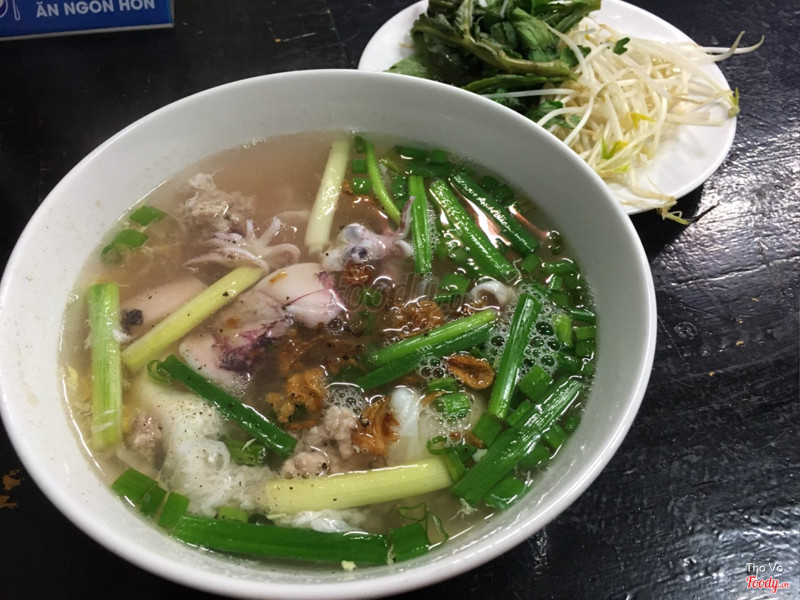 Hủ tiếu có mực, trứng, và thịt bằm