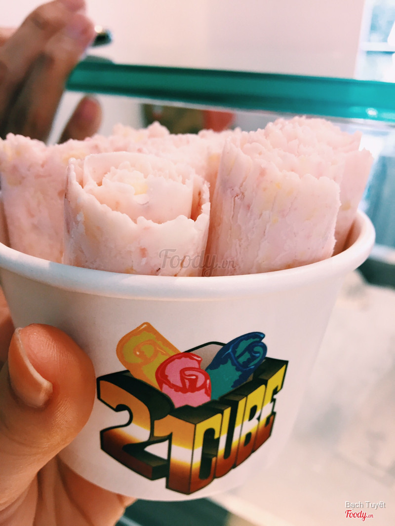 Kem Yogurt with topping fruit