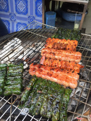 Các bạn gần xa đến đây ăn đi. Bảo đảm sẽ thấy hợp khẩu vị. 2 người thì gọi món thập cẩm bao gồm 3 món: bù đun, bò lá lốt, nem nướng, bánh hỏi, rau rác... nhưng chưa dừng lại ở đó đâu. Ăn xong sẽ muốn ăn thêm