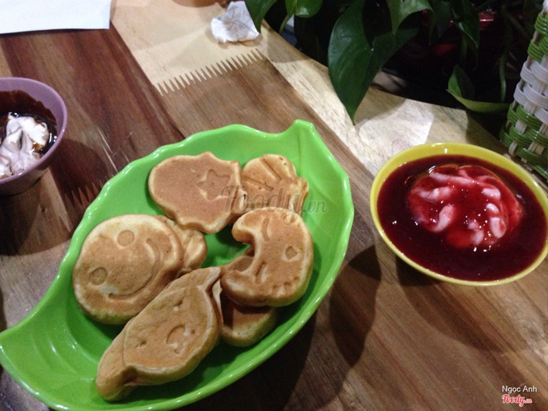 Bánh ngọt (kiểu pancake) sốt dâu - 15k