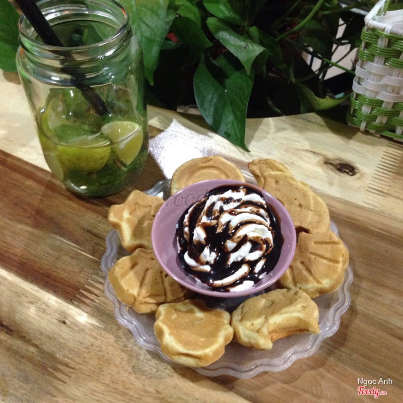 Bánh ngọt (kiểu pancake) sốt socola - 15k