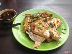 Dĩa 2 thứ bột chiên và bánh củ cải