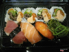 Sushi viên bò, cá ngừ, cá hồi, trứng tôm,rong biển