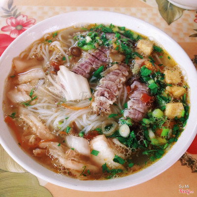 Quán này mới mở tháng 10, gần dốc cũ đầu tiên lên lựng xanh. Đánh giá chung nguyên liệu tươi nhưng nước dùng hơi nhạt với mình. Rate: 4/5