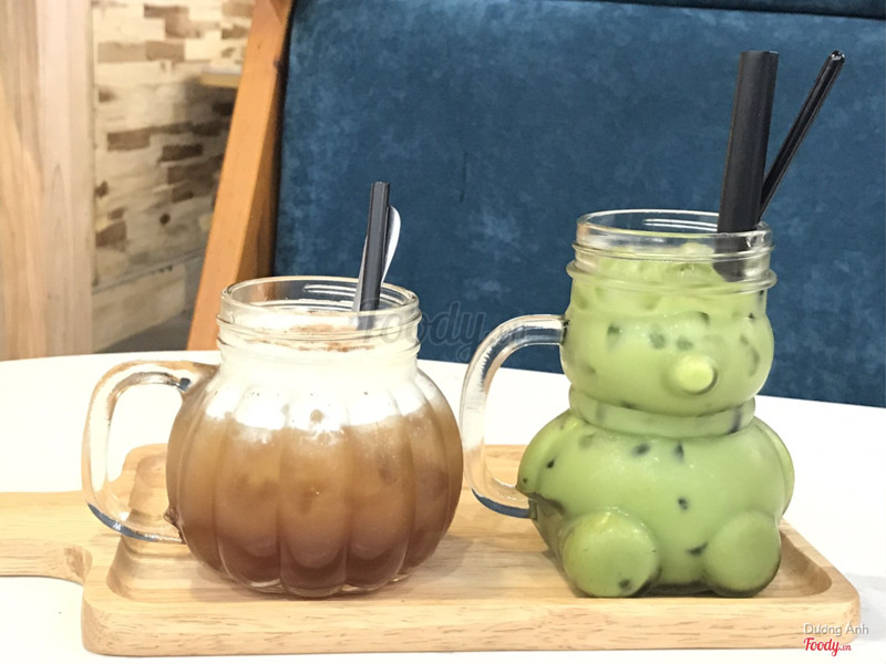 Bên trái là Machiato Red Tea. Bên phải là Trà thái xanh =))