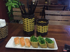 Sushi cá hồi + Rong biển váng đậu