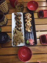 Đĩa trái: lươn nướng, takoyaki. Đĩa phải: cá hồi nướng. 