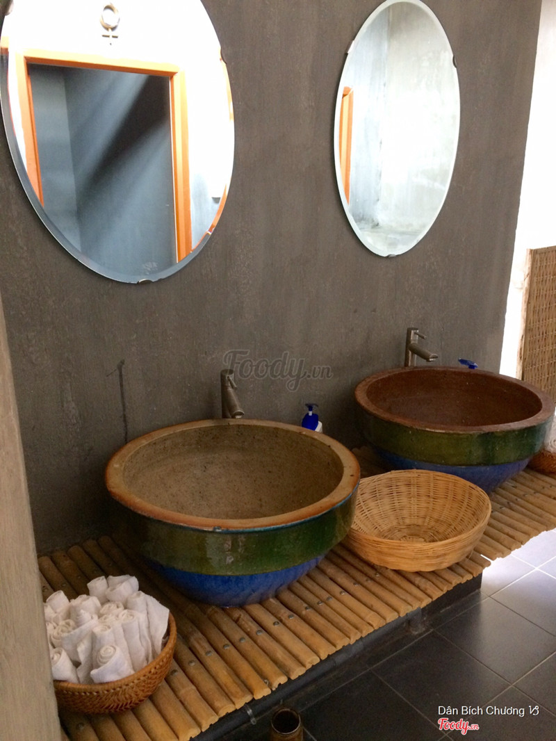 Toilet nữ bao lạ