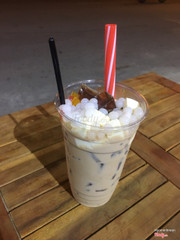 Trà Sữa trân châu trắng , thạch phô mai , trái cây , khúc bạch .