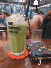 Mình rất thích không gia của coffee house nói chung, nước thì ổn, mình rất thích matcha nhưng bên đây sao pha hơi nhạt nên mình thấy k ngon lăm,nhân viên nhiệt tình, mình rất thích và sẽ ghé ủng hộ