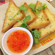 Sandwich chả cá chiên