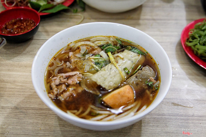 Bún bò tái chả 35k