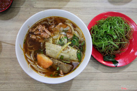 Bún bò tái chả 35k