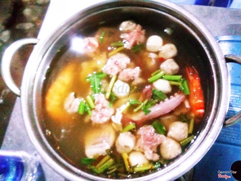 Nổi lẩu đầy ắp hải sản và thịt