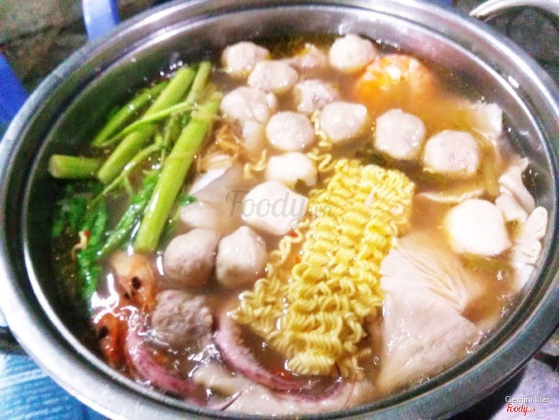 Lẩu cùng rau và thịt