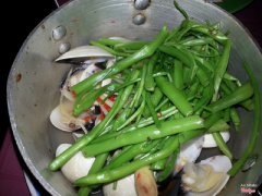 Nghêu hấp thái mà có rau muống nữa, hơi lạ. 